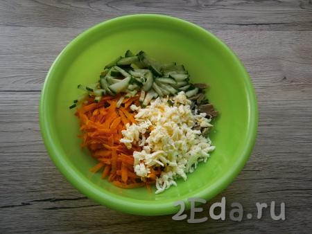 В салат из куриных желудков и моркови добавить нарезанный соломкой свежий огурец и натертую или раскрошенную брынзу.