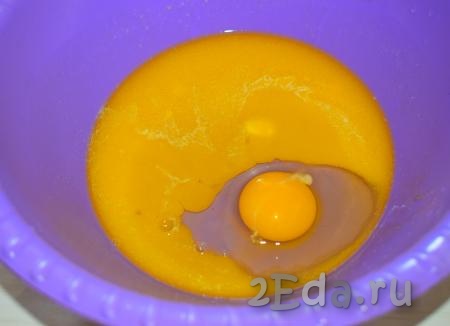 Достаем масло, немного охлаждаем его и добавляем яйцо. 