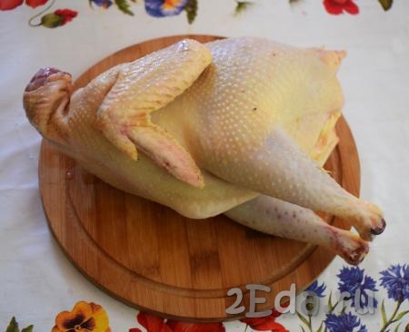 Для приготовления вкусного, наваристого куриного бульона возьмем домашнюю курицу. Если необходимо, то осмолим ее над открытой конфоркой, чтобы убрать остатки перьев.