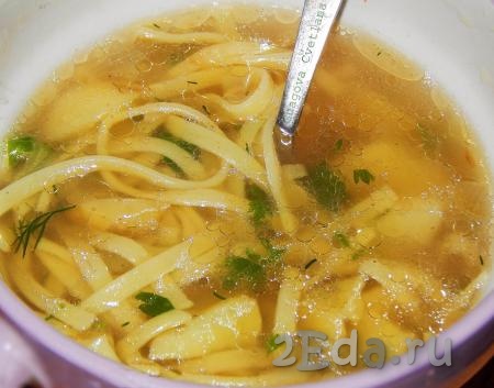 Также на основе готового куриного бульона можно сварить наивкуснейшие супы. Например, добавить в бульон картофель, нарезанный на дольки, и в конце варки добавить яичную лапшу.