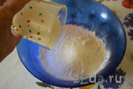Для начала приготовим песочное тесто, для этого насыпаем в миску муку.