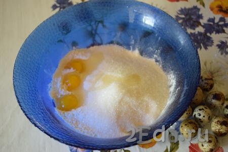 Добавляем к муке с сахаром одно куриное яйцо (или 3 перепелиных).