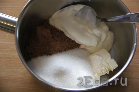 Для приготовления глазури соединить сметану, сливочное масло, какао и сахар в сотейнике и поставить на средний огонь.