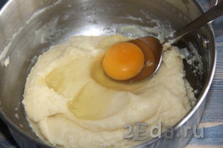 В тесто добавить яйца по одному, каждый раз тщательно перемешивая. Готовое заварное тесто получится однородным, мягким, не жидким, но и не очень крутым.