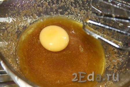 С помощью миксера взбить масло с сахаром в течение 5 минут. Затем по одному добавлять яйца,  постоянно взбивая миксером.