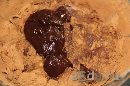 Шоколад растопить на водяной бане и добавить в тесто.