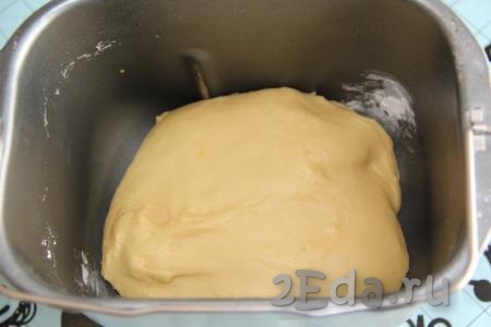 Если будете замешивать тесто руками, тогда сухие дрожжи нужно всыпать в тёплое молоко (температура молока не более 40 градусов), перемешать и оставить на 10 минут. По прошествии времени опара должна запузыриться. Затем соединить опару с растопленным остывшим сливочным маслом, сахаром, ванильным сахаром, яйцом и двумя желтками. Слегка перемешать, всыпать муку, соль и цедру лимона (цедра по желанию). Замесить руками мягкое тесто. Оставить тесто в миске, накрыв его полотенцем, на 1,5 часа.