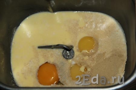 По прошествии времени добавить в ведёрко растопленное масло, одно яйцо и два желтка.