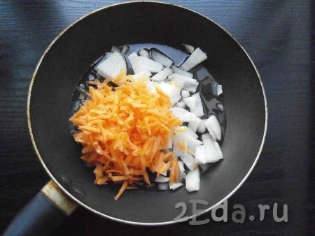 А пока перцы тушатся, нужно приготовить томатный соус. Лук, морковь и чеснок очистить. Лук нарезать произвольно, морковь натереть на крупной терке и выложить в сковороду, влить растительное масло, поставить на средний огонь.