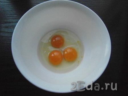 К яйцам добавить щепотку соли.
