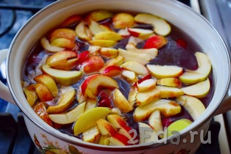 В кипящий сироп кладем вишню с косточками и яблоки, доводим компот до кипения.