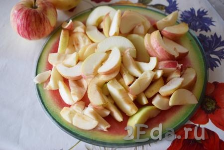 Нарезаем яблоки на дольки.