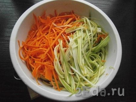 Очищенную сырую морковь тоже натереть на терке для корейской моркови и выложить к натертым кабачкам.