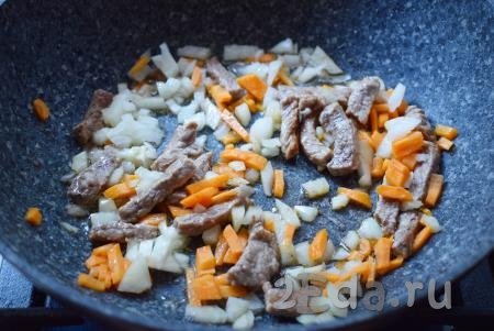 Если вы, как и я, используете замороженные грибы, то разморозьте их перед готовкой при комнатной температуре. Если готовите со свежими лесными грибами, то их нужно залить водой и отварить в течение минут 20 с момента закипания. Шампиньоны можно не отваривать. Грибы нарезаем на пластины и дольки.  В сковороду к обжаренному мясу добавляем лук с морковью и обжариваем под крышкой, иногда помешивая, до прозрачности овощей.