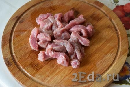 Мясо нарежем на полоски размером 1,5 на 3 см.