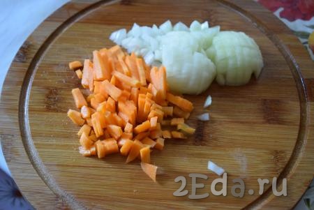 Пока говядина обжаривается, очистим и нарежем мелко лук и морковь.