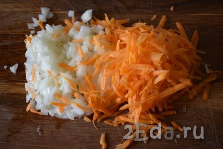 Очищаем морковь и 1 луковицу. Морковку натираем на крупной терке, лук мелко нарезаем.