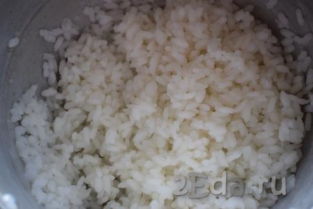 Затем сливаем жидкость и промываем готовый рис холодной водой, даём стечь лишней воде.