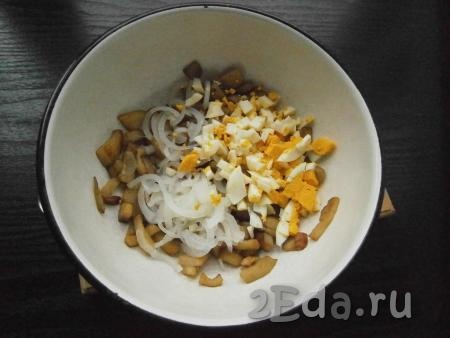 Выложить остывшие баклажаны в миску, добавить к ним отжатый маринованный лук и рубленое вареное яйцо.