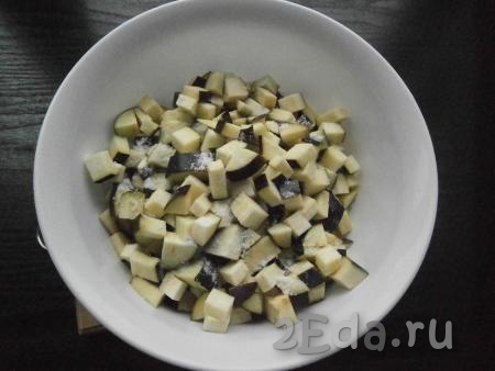 Морковь, чеснок и лук очистить. Из болгарского перца удалить семена и плодоножку. Баклажаны нарезать небольшими кубиками, всыпать немного соли, перемешать и оставить на 30-40 минут.
