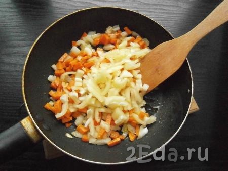 Влить в сковороду немного растительного масла, выложить нарезанные кусочками лук и морковь (по желанию, морковь можно натереть на крупной терке) и обжарить, помешивая, до легкой золотистости лука. Далее добавить нарезанный сладкий болгарский перец, перемешать.
