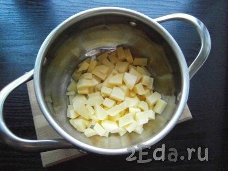 Морковь, картошку и лук очистить. Картофель нарезать кубиками в кастрюлю, залить водой и, поставив на огонь, довести до кипения, посолить.