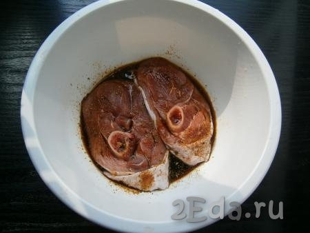 Разместить мясо в миске, влить соевый соус, посыпать специями.
