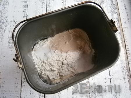 По разным углам разместить соль и сухие дрожжи, добавить сахар и сухое молоко.