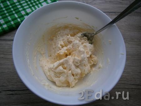 Приготовить масляный крем: масло комнатной температуры взбить немного миксером. Продолжая взбивать, добавлять понемногу сгущенное молоко. Взбивать масляный крем около 1-2 минут.