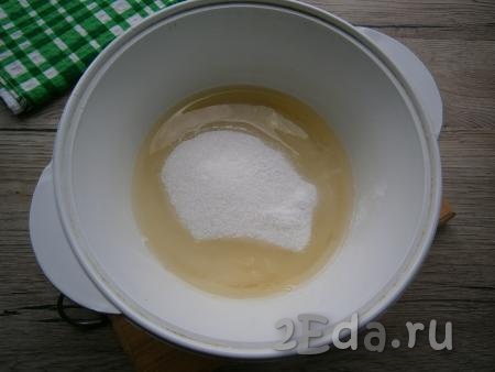 Приготовить белковый заварной крем: в кастрюльку поместить сырые белки, всыпать сахар, ванильный сахар и лимонную кислоту. Взбить миксером, просто чтобы смешались все ингредиенты.