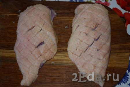 Надрежем ножом кожицу утки ромбиками (ка на фото) так, чтобы не касаться мяса.