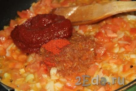 В сковороду с овощами добавить томатную пасту, аджику и паприку.