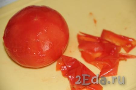 Эта нехитрая операция позволит легко удалить с помидора шкурку.