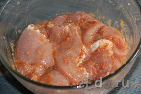 Тщательно смазать кусочки мяса маринадом и оставить на пару часов (можно на ночь)  в холодильнике.