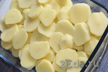 Нарезать картофель кружочками толщиной 0,5 см. Выложить картошку в жаропрочную форму. Дно формы можно не смазывать маслом.