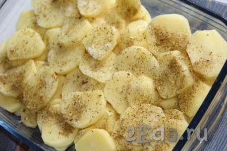 Посолить картошку и добавить специи для картофеля.