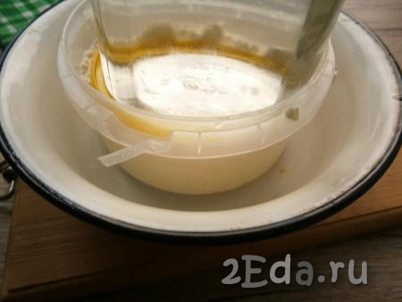Подставить под контейнер миску, сверху творога установить гнет. Выдержать сыр под гнетом в прохладном месте часов 5.