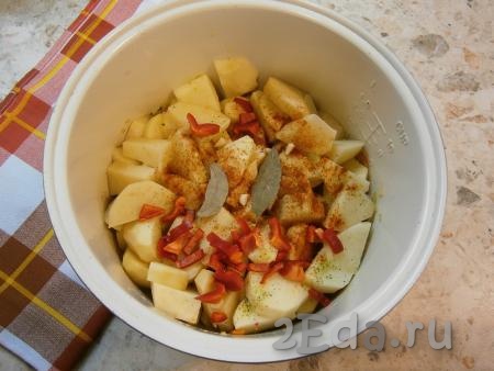 Картофель очистить и нарезать довольно крупно. Болгарский перец, очистив от семян, нарезать на полоски. Добавить картошку и болгарский перец к курице в чашу мультиварки, всыпать соль, паприку, приправу для картофеля, нарезанный чеснок и лавровые листья.