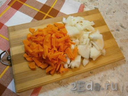 Лук и морковь очистить, нарезать небольшими, но и не совсем маленькими кусочками.