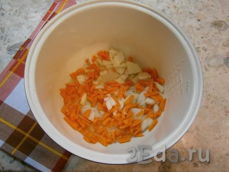 Влить в чашу мультиварки растительное масло, выставить программу "Жарка" или "Выпечка" на 20 минут. Через 5 минут выложить в чашу нарезанные лук с морковкой и обжаривать 5-7 минут, помешивая.