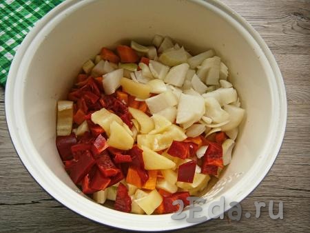 Кабачки, морковь, чеснок и лук очистить, из перца удалить семенную коробку. В чашу мультиварки поместить нарезанные кубиками кабачки, крупно нарезанные морковь, лук и сладкий болгарский перец.