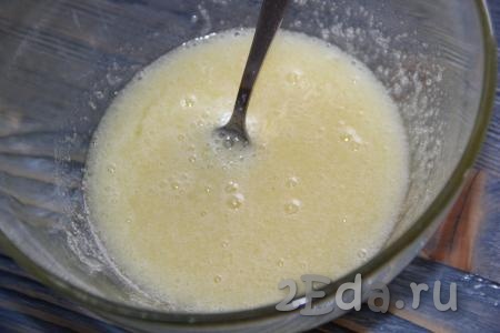 Вилкой тщательно растереть яйца с сахаром.