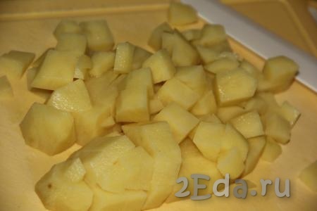 Картофель очистить и нарезать на кубики среднего размера.