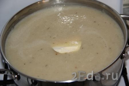 Добавить чеснок и сливочное масло в суп, перемешать и снять с огня. Оставить картофельный суп-пюре с мясом под крышкой настояться минут 15.