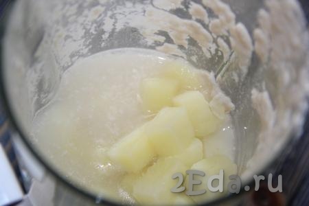 Измельчить лук с мясом в пюре. Затем добавить готовый картофель из супа и в несколько этапов пробить картофель в пюре.