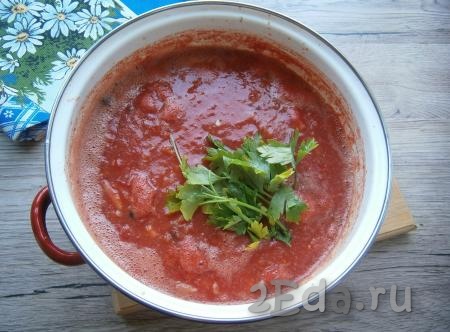 Перемешать томатную массу и добавить половину пучка зелени петрушки.