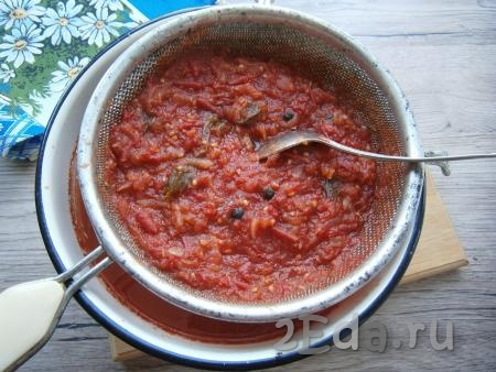 Поставить кастрюлю с томатом на огонь, довести до кипения. Далее варить на небольшом огне, периодически помешивая, 20-30 минут. Затем томат протереть через мелкое сито.