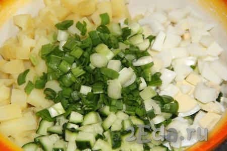 В глубокой миске соединить картофель, зелёный лук, огурцы и яйца, добавить соль, можно добавить чёрный молотый перчик.