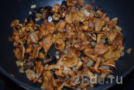 Перед окончанием жарки к грибам с луком добавляем соль и черный молотый перец, перемешиваем.