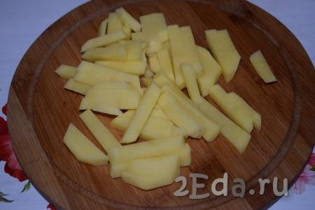 Нарезать картофель на брусочки, примерно, одинакового размера.